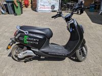 Volty leenscooter nu in opruiming i.v.m. nieuw model, zwart. snelheid: 32 km zijkant